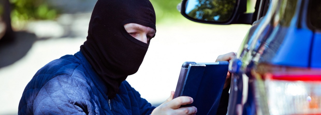 een inbreker bij een auto