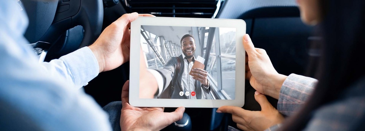 Mensen uit het bedrijfsleven maken video-oproep met online vergadering in de auto