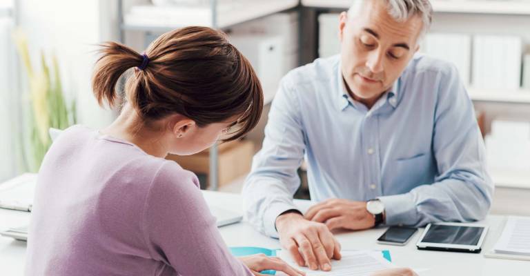 Man en vrouw bespreken verzekeringen voor het thuis werken