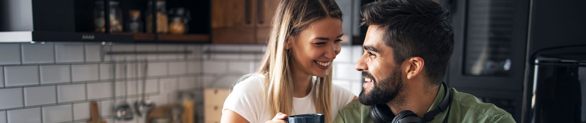 Man en vrouw samen in de keuken